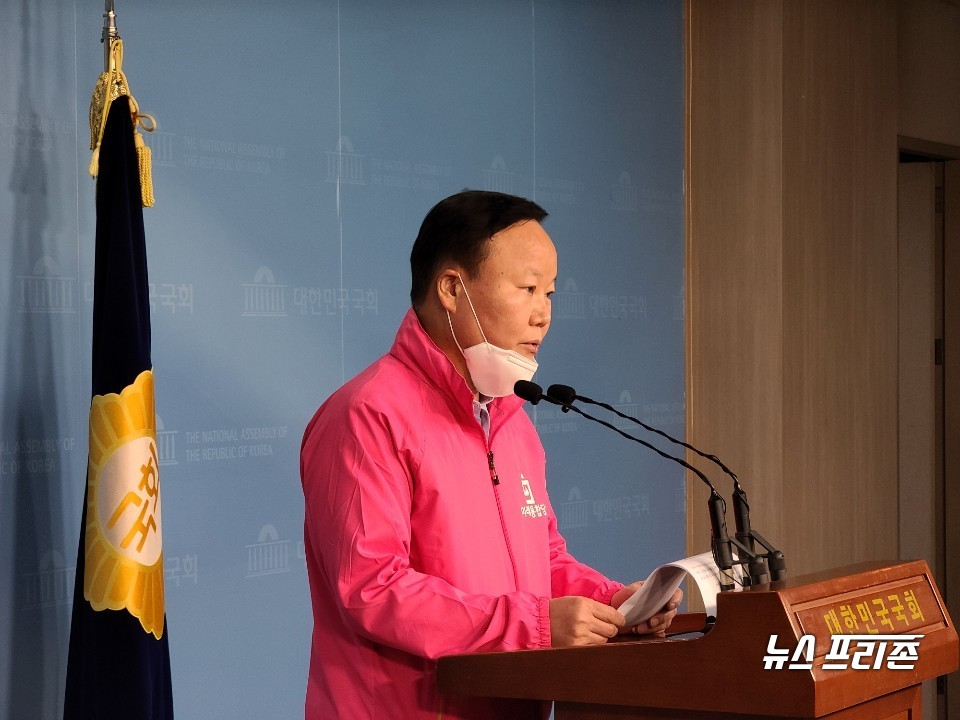 기자회견하는 김재원 미래통합당의원