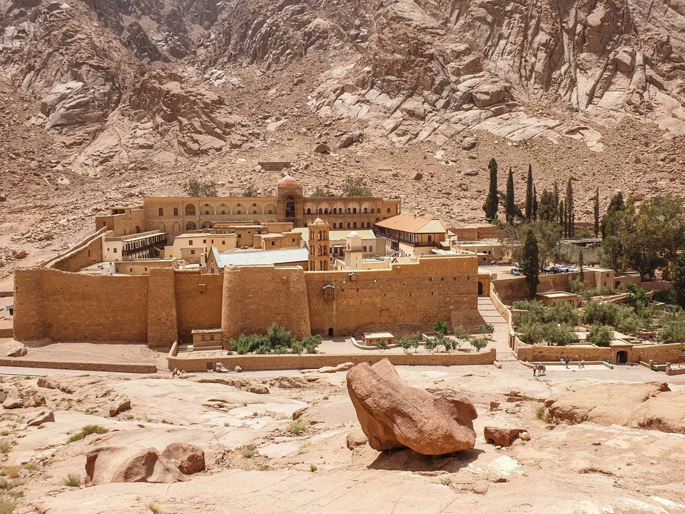 오랫동안 전통적으로 시내산이라고 알려져 온 산은 현재 이집트의 캐더린 수도원이 있는 제벨무사(Jebel Musa), 세칭 모세산이라는 곳이다.
