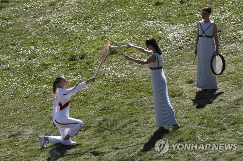 도쿄올림픽 성화 봉송 첫 여성 주자 안나 코라카키