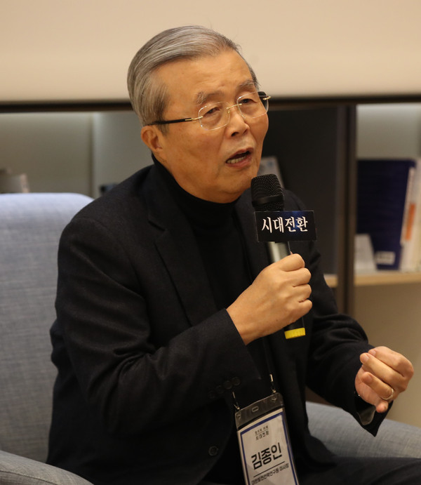 강연하는 김종인1월 15일 오후 서울 중구 커뮤니티하우스 마실에서 열린 정치네트워크 시대전환 출범 기념 수요살롱에서 김종인 대한발전전략연구소 이사장이 '새로운 세대가 이끄는 정치가 필요하다'를 주제로 발제를 하고 있다.