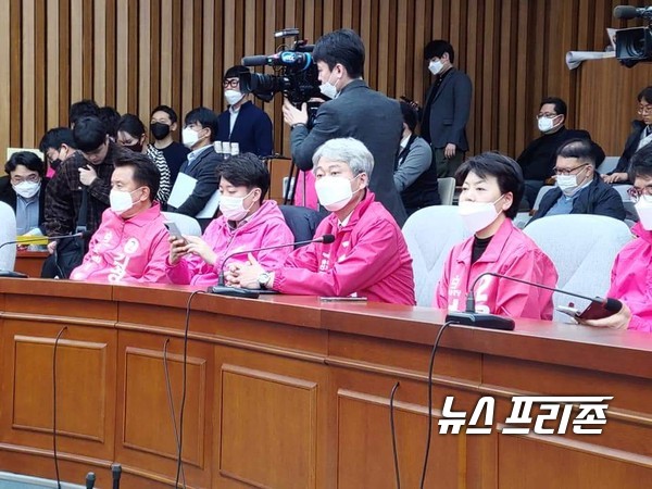 사진은 미래통합당  선대위  김근식 대변인(오른쪽 두번째)모습 ⓒ 최문봉 기자