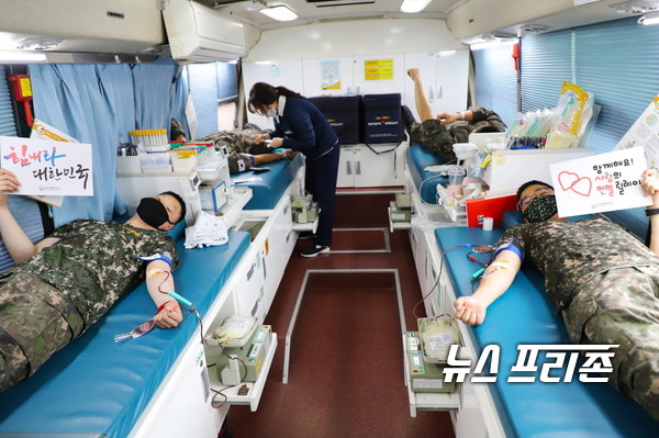 장병들이 최근 자발적 헌혈 릴레이에 동참하고 있다./뉴스프리존