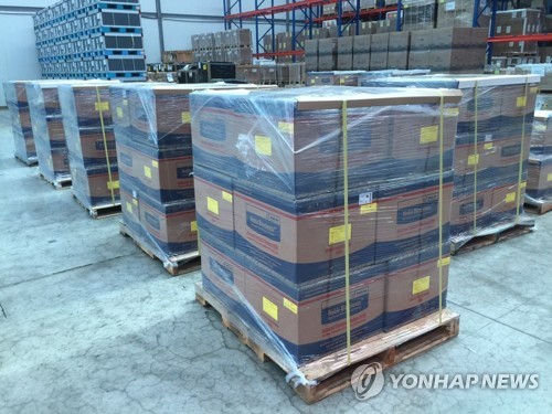 UAE에 수출된 코로나19 진단키트 관련 물품청와대는 지난 17일 코로나 19 검사를 위한 진단키트 5만1천개를 UAE에 긴급 수출했다고 밝혔다.