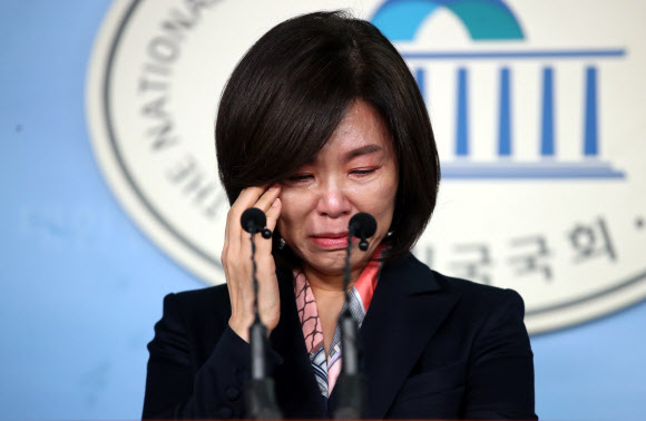 공천이 확정됐다 번복된 민현주 전 의원이 지난 13일 국회에서 기자회견을 하며 울먹이고 있다. 연합뉴스