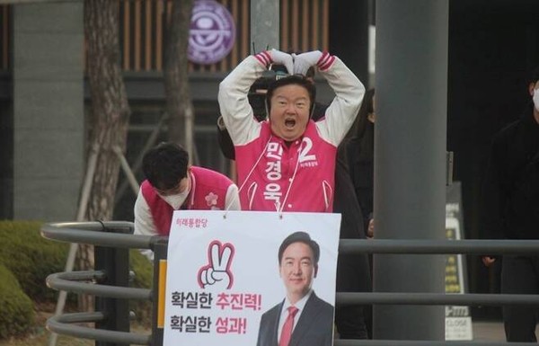 인천연수을 후보로 확정된 민경욱 미통당 의원이 지역구 선거운동을 하고 있다. 사진=민겅욱 의원 페이스북