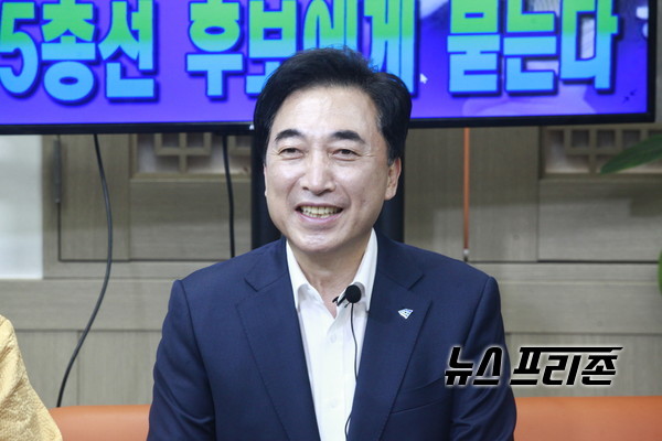 27일 오후 3시 영등포 서울의소리 스튜디오에서 박수현 후보가 인사말을 하며 환하게 웃고 있다. ⓒ김은경기자