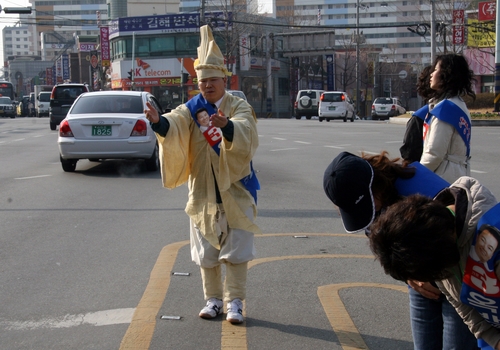 제18대 총선에서 상복 입고 지지 호소하는 후보자     연합뉴스 자료사진