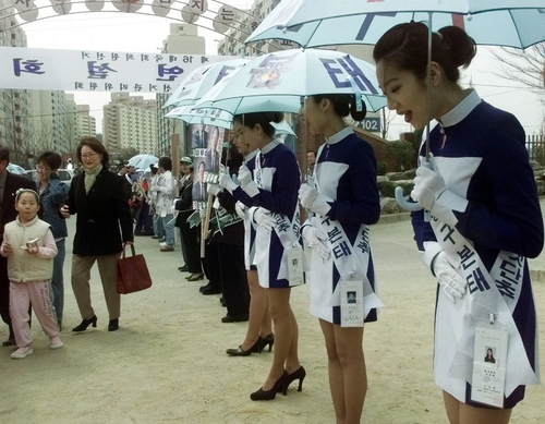제16대 총선에서 미니스커트를 입고 지지를 호소하는 선거운동원     연합뉴스 자료사진