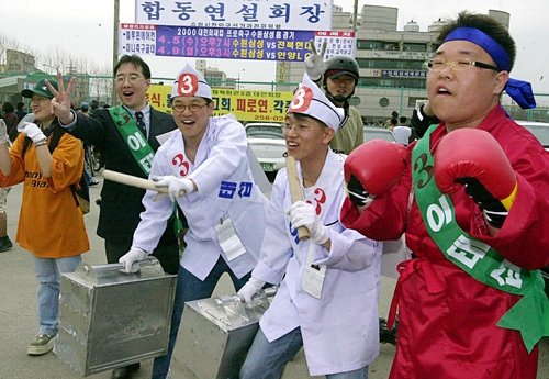 제16대 총선에서 '철가방'과 복싱선수 복장을 한 선거운동원     연합뉴스 자료사진
