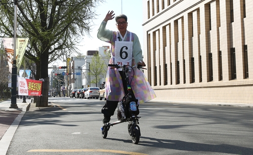 제20대 총선 전동세발자전거 타고 유세 활동하는 후보     김준범 기자