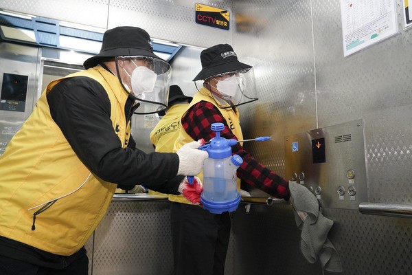 종로구방역단 대원들이 교남동주민센터에서 방역소독을 진행하는 모습