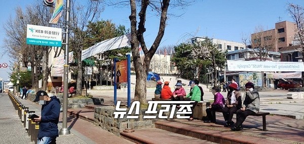 지난 30일 안산 다문화특구 광장에 가까이 모여 앉아 대화를 나누고 있는 한국계중국인들이 '사회적 거리두기'와는 거리가 먼 모습을 보여주고 있다./ⓒ김현무 기자