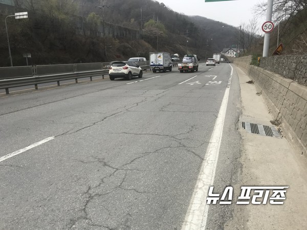 용인시 죽전동 대지고개 인근 균열된 도로./뉴스프리존