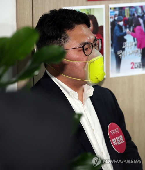 미래통합당 공식 유튜브인 오른소리 방송 '희망으로 여는 뉴스쇼 미래'의 진행자 박창훈 씨가 1일 오전 서울 동작을에 출마하는 나경원 후보 선거사무실을 방문한 김종인 총괄선거대책위원장의 인사말을 듣고 있다. 2020.4.1