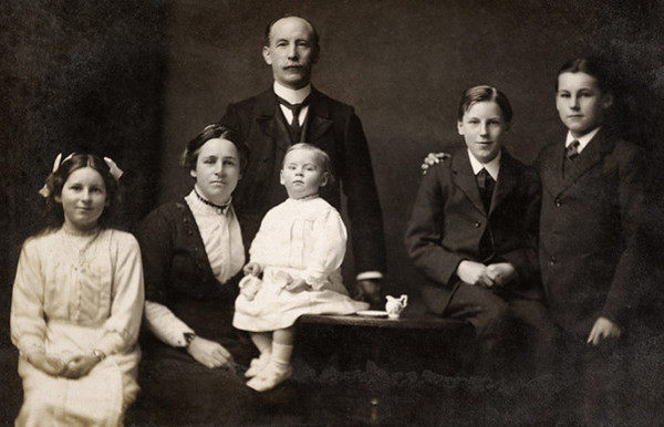 어머니 메리, 부친 제임스, 에릭, 그의 형 로버트(맨 오른쪽)