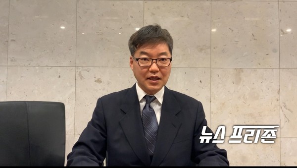 1일 학동에 있는 법무법인 '정률' 의 브리핑룸에서 김병건 회장이 사건의 개요를 설명하는 모습 ⓒ 김은경 기자