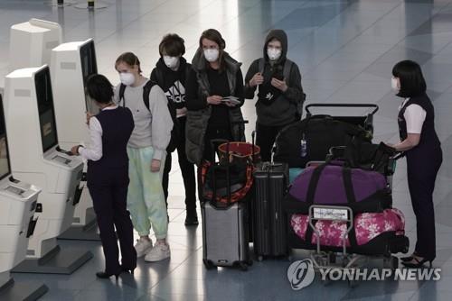 코로나19 확산하는 일본…마스크 쓴 공항 이용자