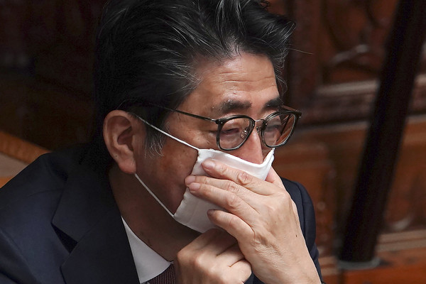 아베 신조 일본 총리가 3일 참의원 본회의에 참석, 쓰고 있던 마스크를 조절하고 있다.