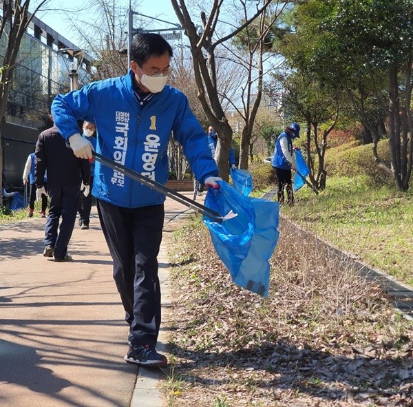 5일 윤영덕 후보는 동성고등학교와 백운광장까지 연결된 푸른길 공원에서 선거운동원들과 환경정화 활동에 나섰다./ⓒ윤영덕 후보 사무소