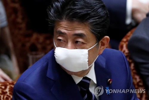 아베 신조 일본 총리가 1일 신종 코로나바이러스 감염증(코로나19) 예방 마스크를 착용하고 참의원(상원) 결산위원회에 참석해 의사 진행을 지켜보고 있다.