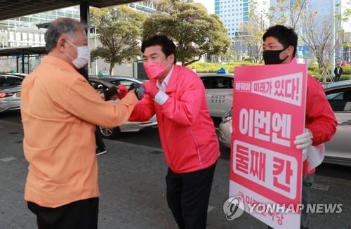 미래한국당 원유철 총괄공동선대위원장이 4월 4일 오후 부산역에서 선거 유세를 하고 있다.