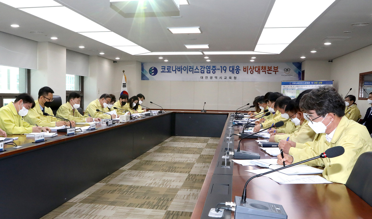 대전시교육청(교육감 설동호)은 6일 오전 시교육청 중회의실에서 코로나19 대응 비상대책회의를 개최했다./ⓒ대전시교육청