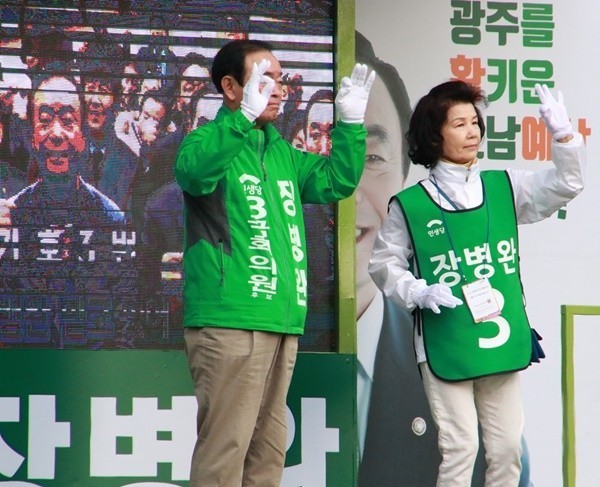 장병완 후보는 4월 2일 배우자와 함께 21대 총선 공식선거운동 첫날 백운광장 아침인사로 일정을 시작했다.