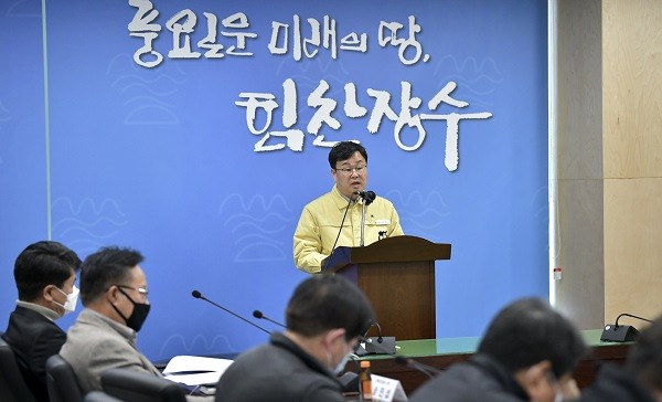 장영수 장수군수는 9일 김종문 군의장 및 각 실·과장이 참석한 가운데 기자회견을 열고 전 군민을 대상으로 긴급재난지원금 10만원을 지급한다고 밝혔다/ⓒ장수군
