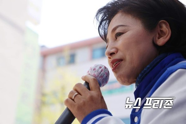 사진은  송파병에  출마한  남인순  민주당 후보가 선거유세를 하고 있는 모습  ⓒ 뉴스프리존