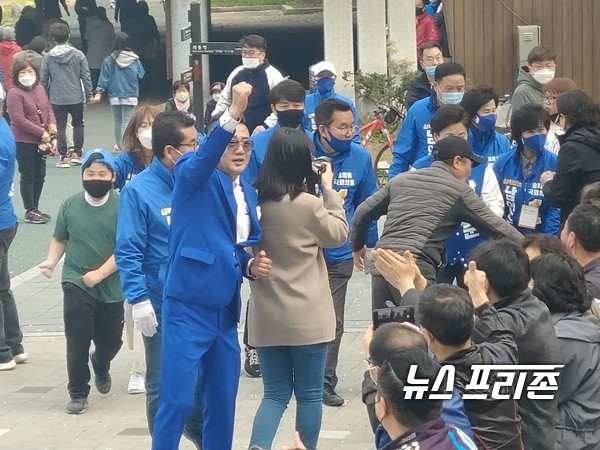 사진은 파란색 양복을 입은 오현 가수가  남인순  민주당 후보를 지지하고 있는 모습 ⓒ최문봉 기자