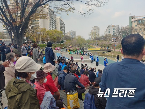 남인순  민주당 송파병 후보의  선거유세를 경청하기 위해 송파구 성내천에 모인 유권자들 ⓒ최문봉 기자