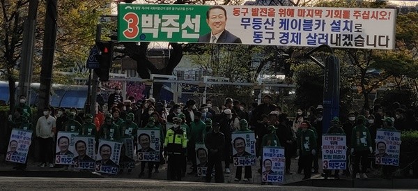 박주선 민생당 광주 동남 을 국회의원이 4월 14일 남광주시장 4거리에서 집중유세를 하고 있다./ⓒ박강복 기자