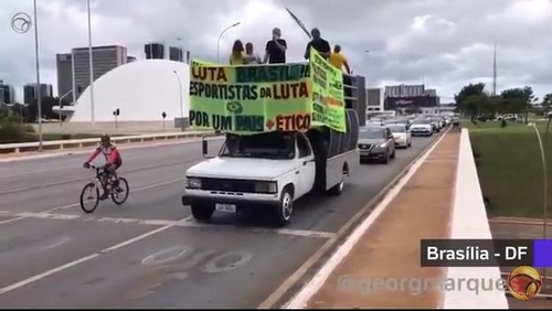 브라질리아에서 벌어진 차량 시위상파울루를 비롯한 주요 도시에서 19일(현지시간) 보우소나루 대통령 지지자들이 사회적 격리에 반대하는 차량 시위를 벌였다. [브라질 뉴스포털 UOL]