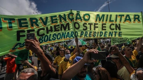 브라질 대통령 지지 집회19일(현지시간) 브라질리아에서 열린 보우소나루 대통령 지지 집회에서 참가자들이 군부 개입을 지지하고 의회·대법원 폐쇄를 주장하는 플래카드를 들고 있다. [브라질 뉴스포털 G1]