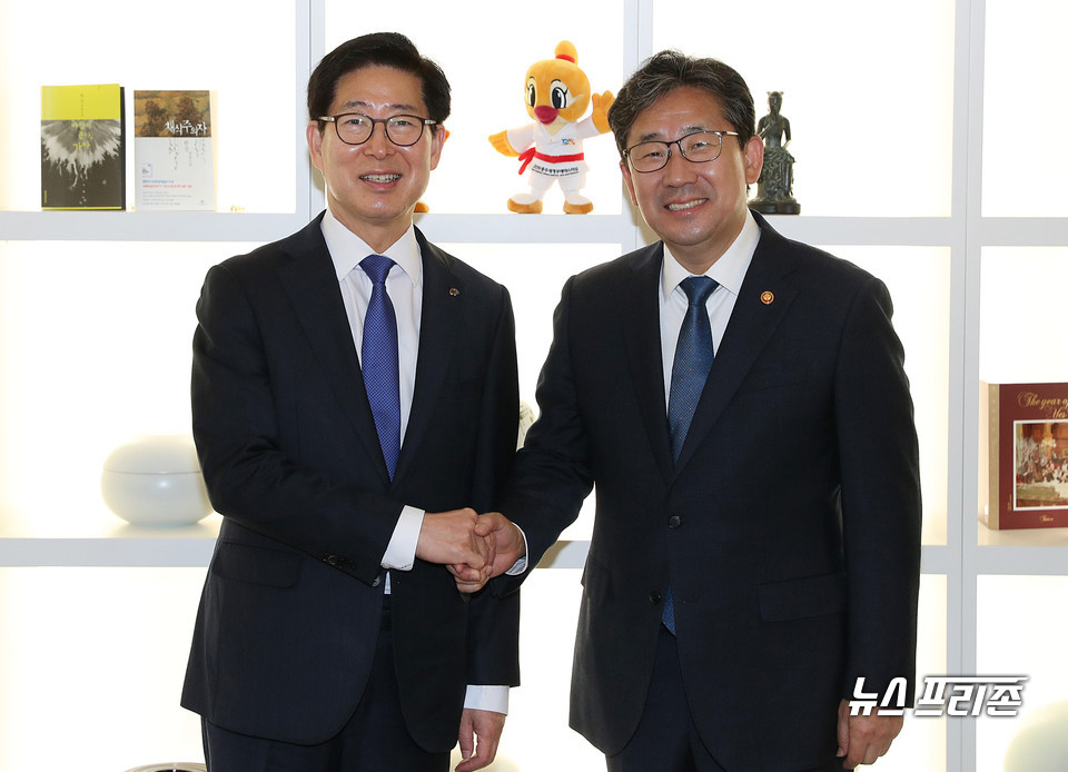 양승조 지사는 20일 정부 세종청사를 방문, 박양우 문화체육관광부 장관을 만났다./ⓒ충남도청