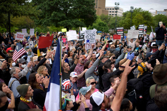자가격리에 지친 미국민들이 자유를 달라며 반대 시위를 벌이고 있다.AFP연합뉴스