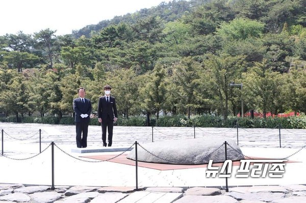 고 노무현 전 대통령  묘비를 찾아 참배하고 있는  민주당 김부겸 의원  ⓒ 김부겸 의원 페이스북