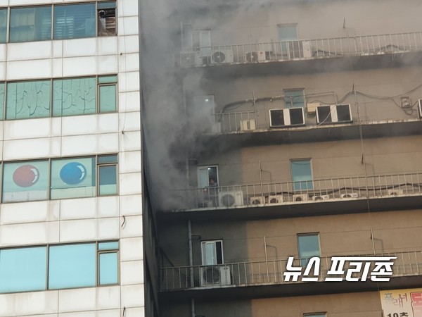 27일 오후 의정부시 금오동 상가건물 10층 식당서 화재가 발생해 식당 관계자가 소화기로 불을 끄고 있다./뉴스프리존
