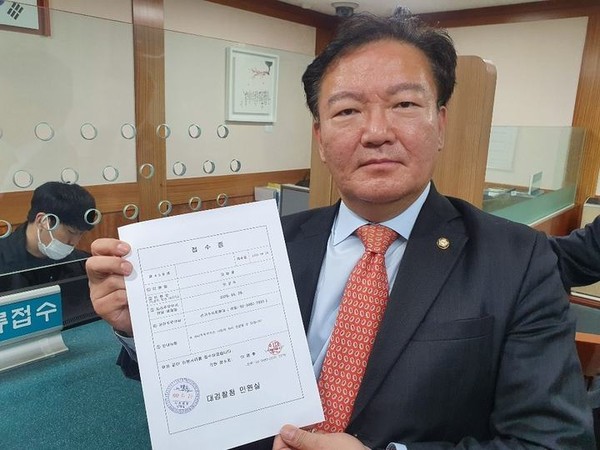 민경욱 의원이 29일 자신의 페이스북에  공직선거법 위반 혐의로 중앙선관위원 등을 고발하고 사진을 게시했다.