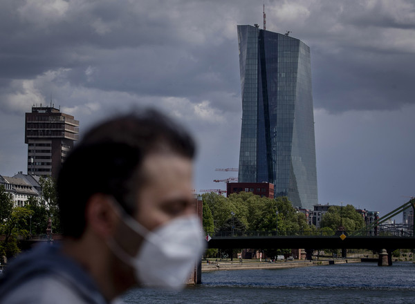 마스크를 착용한 채 유럽중앙은행 본부 인근을 걷는 시민 [AP=연합뉴스]