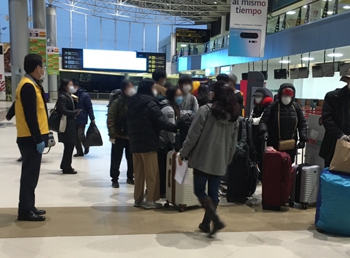 귀국길 오르는 볼리비아 한국인들=볼리비아 국경 폐쇄로 고립됐던 한국인 47명이 28일(현지시간) 미국 전세기 탑승을 위해 라파스 공항에 모여있다. : 신종 코로나바이러스 감염증(코로나19) 확산으로 볼리비아에 발이 묶였던 한국인들이 미국 정부의 전세기편으로 귀국길에 올랐다.    28일(현지시간) 주볼리비아 한국대사관에 따르면 코이카(KOICA) 봉사단원과 여행객, 교민 등 총 47명이 이날 임시 항공편을 타고 출국했다.