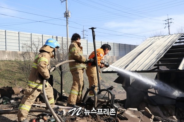 2019년 4월 7일 속초시 고성 산불현장 소방관의 마지막 잔불을 재거한느 모습