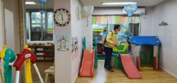 대구 동구의회 신효철 의원이 아동복지를 위하여 동구지역 어린이집을 방문해 EM방역을 하고 있다. / Ⓒ신효철 의원