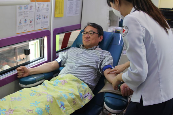 구리농수산물공사의 김성수 사장이 구리시의 2020년 공공기관과 함께하는 헌혈 행사에 참석,  직원. 유통관계자 등 60여 명과 함께 헌혈에 동참 했다.