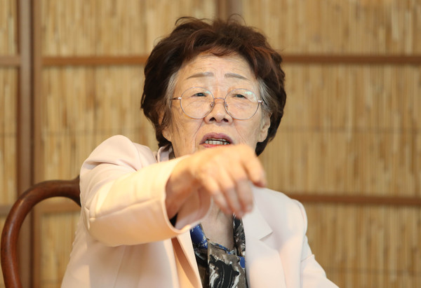 사진: 일본군 '위안부' 피해 생존자인 이용수 할머니가 7일 오후 대구시 남구 한 찻집에서 열린 기자회견에서 수요집회를 없애야 한다고 주장하며 관련 단체를 비난하고 있다.