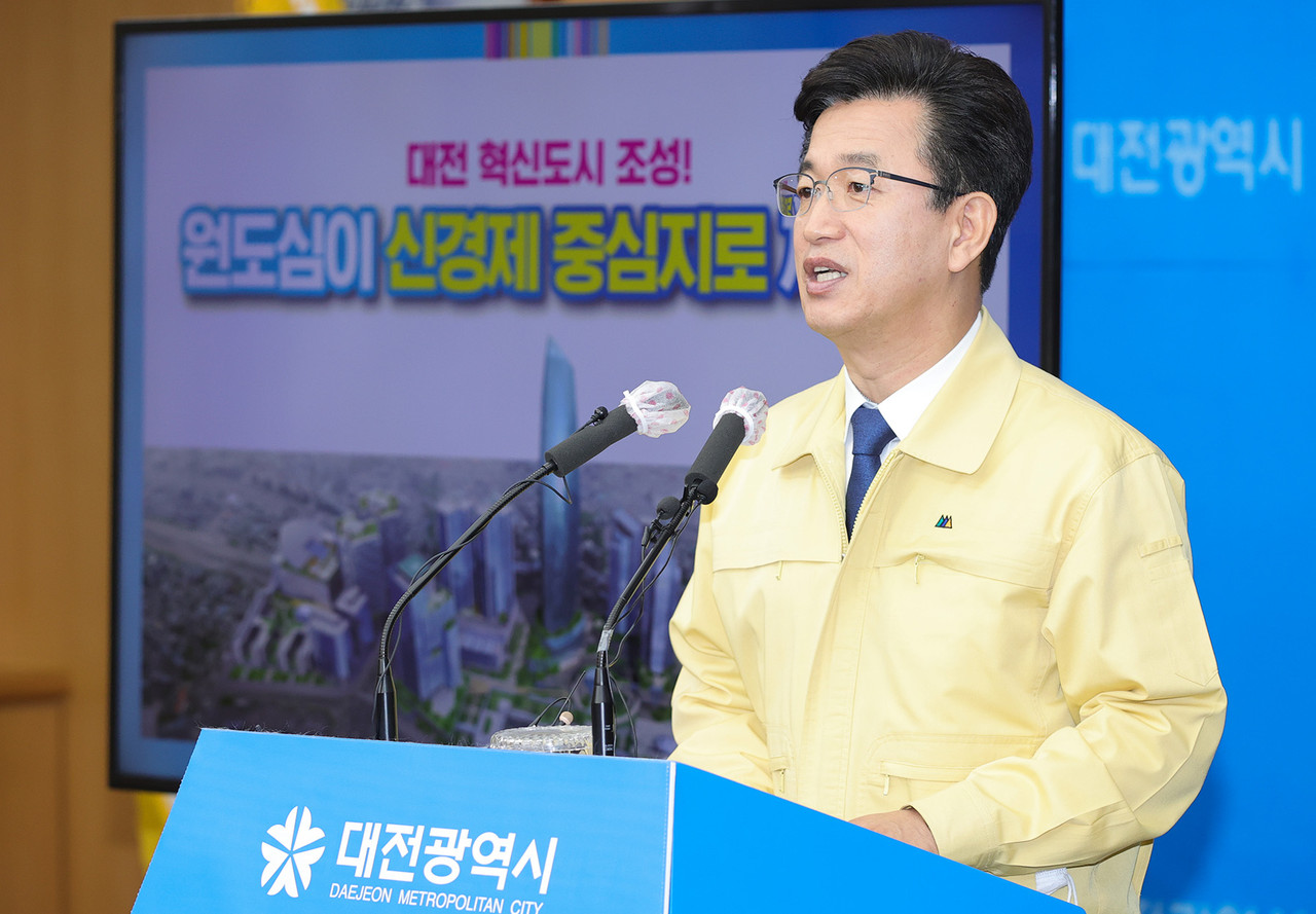 허태정 대전시장이 12일 대전시청 브리핑룸에서 대전 혁신도시 입지를 ‘대전역세권지구’와 ‘연축지구’ 2개 지역으로 선정했다며 정례브리핑을 통해 발표를 하고 있다./ⓒ대전시