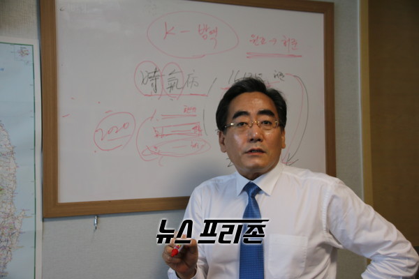 윤형기 제니스TS(주)회장이 한국 방역이 걸어온 길을 설명하고 있다. ⓒ김태훈 기자