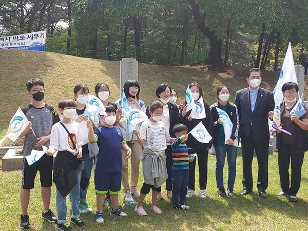 지난 24일 어린이들과 현충원에서 운암 김성숙 선생 묘를 참배한 이수진 민주당 당선인과 김병기 의원. 이수진 페이스북