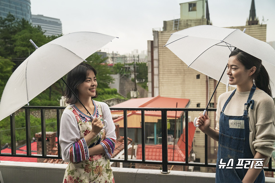 컨셉사진 | 비가 오던 공연 관람일, 하얀 우산을 쓰고 서로를 바라보는 두 배우의 미소가 참 아름답다. /ⓒAejin Kwoun