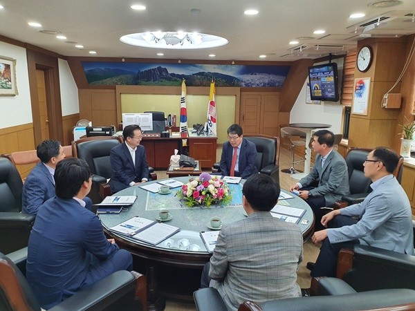 이용빈 의원은 1일 한국전력공사 광주전남본부 관계자들을 만나 포스트 코로나에 대비한 에너지전환 대책 등을 논의했다./ⓒ이용빈 의원실